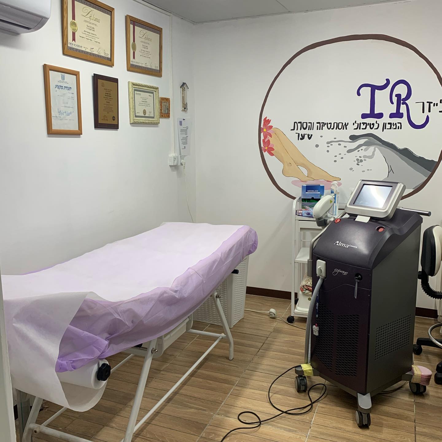 חדר הטיפולים של TR Laser עם מכשיר הלייזר Soprano